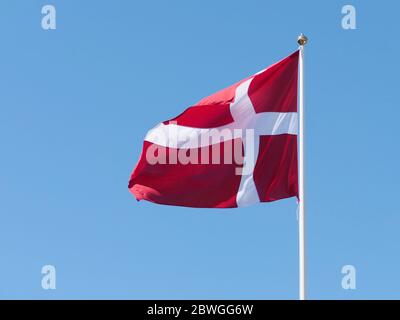 Le drapeau danois flotte dans le vent Banque D'Images