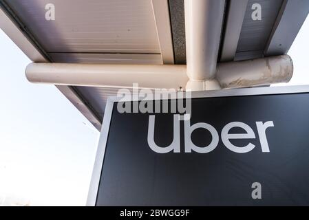 Mendoza, Argentine - 23 janvier 2019 : logo Uber dans le parking, aéroport de Plumerillo Banque D'Images