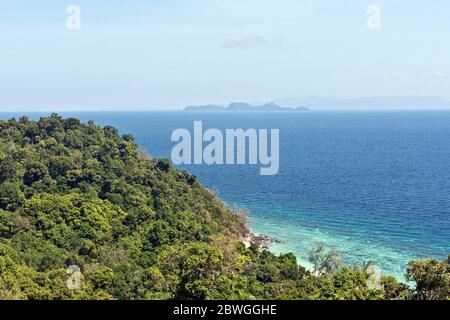 Vue panoramique depuis le parc marin national de Ko Adang Ko Tarutao, province de Satun, Thaïlande, Asie Banque D'Images