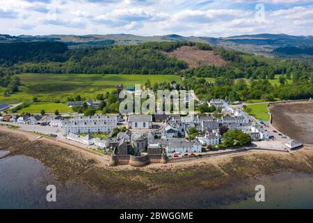 Vue aérienne de la ville d'Inveraray à côté du Loch Fyne à Argyll et Bute, Écosse, Royaume-Uni