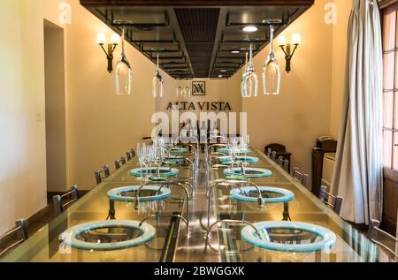 Mendoza, Argentine - 24 janvier 2019 : salle de dégustation de vin sommelier à Alta Vista Banque D'Images