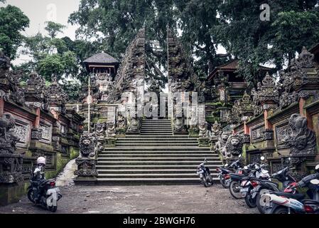 BALI, INDONÉSIE - 11 JANVIER 2018 : portes émincées dans le temple de Pura Dalem Ubud à Bali, Indonésie Banque D'Images