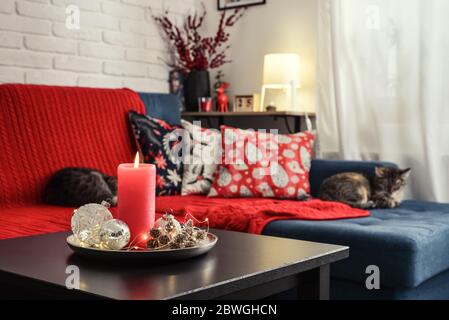 Décorations de Noël avec bougie sur table basse dans le salon près du canapé de près Banque D'Images