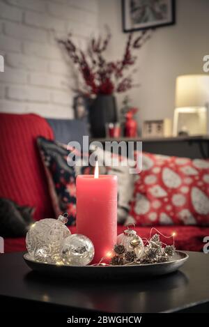 Décorations de Noël avec bougie sur table basse dans le salon près du canapé de près Banque D'Images