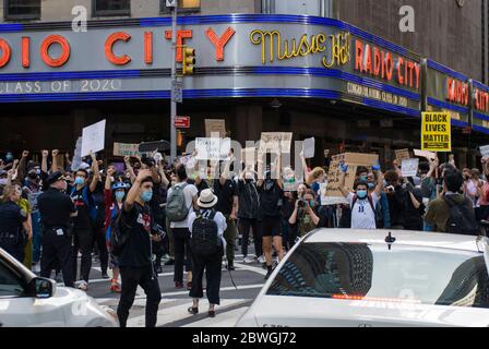 Devant radio City, une Black Life Matter proteste à New York pendant la pandémie COVID-19 en juin 2020. Banque D'Images