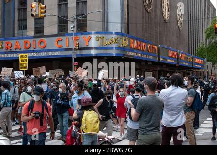 Devant radio City, une Black Life Matter proteste à New York pendant la pandémie COVID-19 en juin 2020. Banque D'Images