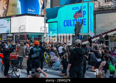 Black Life Matter proteste à New York pendant la pandémie COVID-19 en mai 2020. Banque D'Images