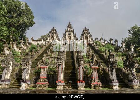 Pura Lempuyang temple avec à la journée nuageux sur Bali, Indonésie Banque D'Images