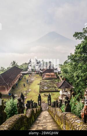 Vue sur le volcan Agung depuis le temple de Pura Lempuyang à Bali, Indonésie Banque D'Images