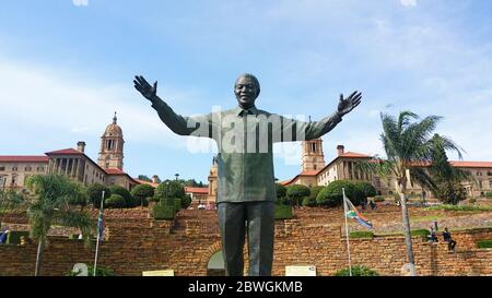 La statue de Nelson Mandela devant le siège du gouvernement à Pretoria, en Afrique du Sud Banque D'Images