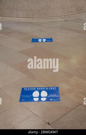 Social distance Markers dans Grand Central terminal, New York City, États-Unis Banque D'Images