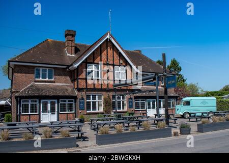 Le Ship Inn avec une Citren H Van en premier plan dans Itchenor West Sussex, un village populaire pour le canotage et la voile. Banque D'Images