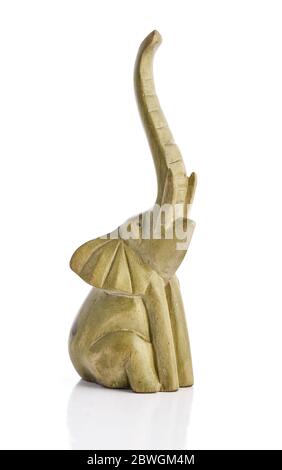 Souvenir traditionnel balinais en bois en forme d'éléphant isolé sur fond blanc Banque D'Images
