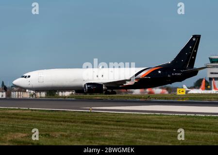 Titan Airways Boeing 737-400 G-POWS en train de descendre à l'aéroport Southend de Londres, Essex, Royaume-Uni pour le déchargement. Service de vols Amazon ASL Airlines Banque D'Images