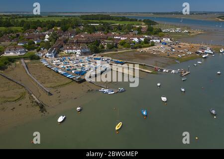 Vue aérienne d'Itchenor dans West Sussex, un village très populaire qui est connu pour le canotage et la voile il est situé sur un estuaire protégé avec acce Banque D'Images