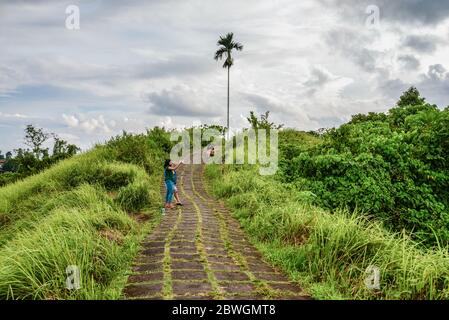 BALI, INDONÉSIE - 18 JANVIER 2019 : les touristes marchent et prennent des photos le long de la belle promenade Campuhan Ridge juste à l'extérieur d'Ubud, Bali, Indonésie. Banque D'Images