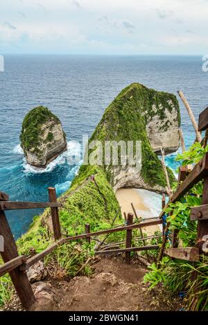 Manta Bay ou Kelingking Beach sur l'île Nusa Penida par beau temps, Indonésie. Chemin vers la plage. Banque D'Images