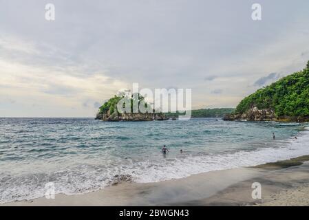 NUSA PENIDA, INDONÉSIE - 22 JANVIER 2019 : la magnifique plage de Crystal Bay au coucher du soleil, île de Nusa Penida, Indonésie Banque D'Images