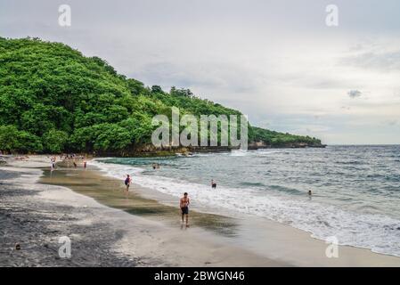 NUSA PENIDA, INDONÉSIE - 22 JANVIER 2019 : la magnifique plage de Crystal Bay au coucher du soleil, île de Nusa Penida, Indonésie Banque D'Images