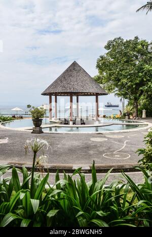 BALI, INDONÉSIE - 14 JANVIER 2018: Territoire Discovery Candidasa Cottages and Villas Hôtel avec piscine et vue sur la mer à la journée ensoleillée, Bali, Indo Banque D'Images