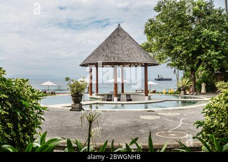 BALI, INDONÉSIE - 14 JANVIER 2018: Territoire Discovery Candidasa Cottages and Villas Hôtel avec piscine et vue sur la mer à la journée ensoleillée, Bali, Indo Banque D'Images