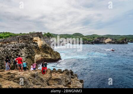 NUSA PENIDA, INDONÉSIE - 22 JANVIER 2019 : littoral sur l'île de Nusa Penida près de la plage d'Angel Billabong avec des touristes en Indonésie Banque D'Images