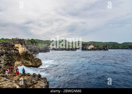 NUSA PENIDA, INDONÉSIE - 22 JANVIER 2019 : littoral sur l'île de Nusa Penida près de la plage d'Angel Billabong avec des touristes en Indonésie Banque D'Images