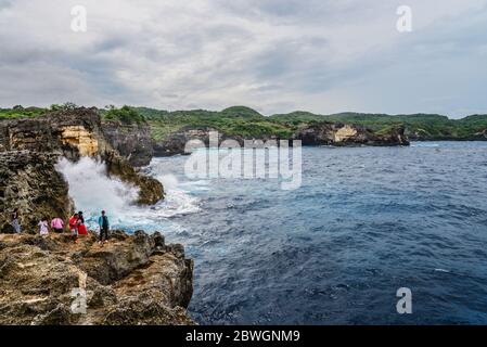 NUSA PENIDA, INDONÉSIE - 22 JANVIER 2019 : littoral sur l'île de Nusa Penida près de la plage d'Angel Billabong avec des touristes en Indonésie Banque D'Images