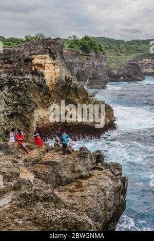 NUSA PENIDA, INDONÉSIE - 22 JANVIER 2019 : littoral sur l'île de Nusa Penida près de la plage d'Angel Billabong avec des touristes en Indonésie Banque D'Images