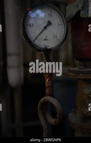Ancienne jauge de chaudière à vapeur en acier d'époque dans la chaufferie Banque D'Images