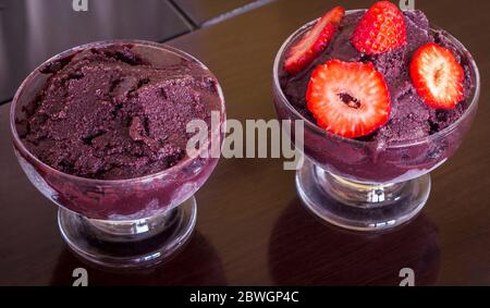 Crème açai surmontée de fraise Banque D'Images