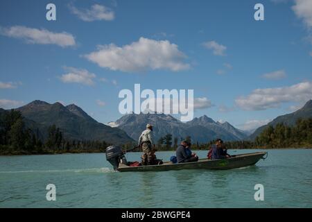 Un bateau d'observation des ours avec des touristes sur le lac Crescent dans le parc national du lac Clark, Alaska, États-Unis Banque D'Images
