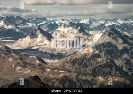 Une vue aérienne montagnes Chigmit de la chaîne Aléoutienne dans le parc national du lac Clark, Alaska, États-Unis Banque D'Images