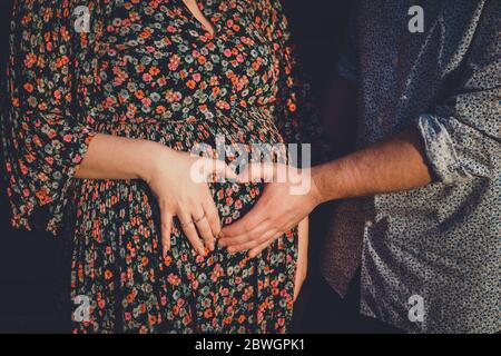 Femme enceinte montrant une bosse de bébé Banque D'Images