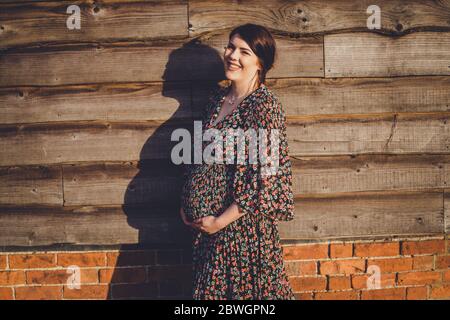 Femme enceinte montrant une bosse de bébé Banque D'Images