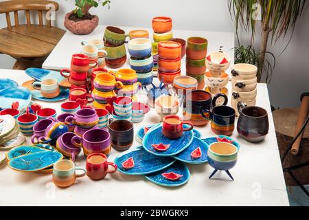 tasses, pots, assiettes, tasses en céramique au design artisanal, pleines de couleurs Banque D'Images