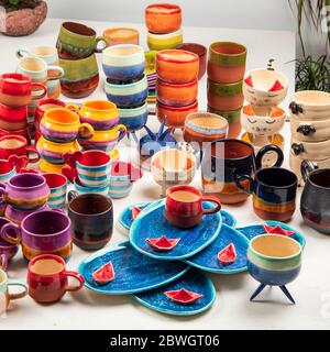 tasses, pots, assiettes, tasses en céramique au design artisanal, pleines de couleurs Banque D'Images