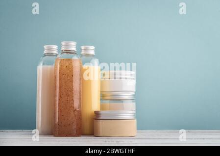 Bouteilles avec produits cosmétiques spa sur fond bleu. Concept de soins de beauté. Banque D'Images