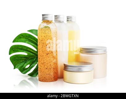 Flacons et bocaux cosmétiques avec couvercle en métal isolé sur fond blanc Banque D'Images