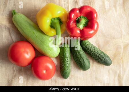 Ensemble de légumes d'été. Poivrons rouges et jaunes mûrs, concombres, tomates, courgettes. Tissu doux Banque D'Images