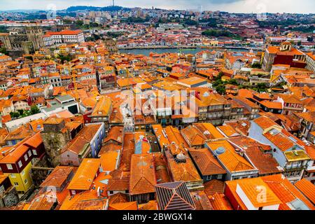 Vue aérienne sur les anciens bâtiments historiques de Porto et Vila Nova de Gaia avec le fleuve Douro, Portugal Banque D'Images