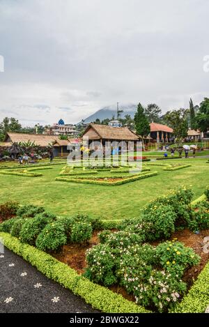 Ubud, Bali/Indonésie - 11 mars 2019 : territoire Pura Ulun Danu Bratan temple à la journée des pluies à Bali, Indonésie Banque D'Images