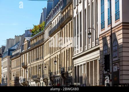 Paris, France - 29 mai 2020 : façades attrayantes avec la géométrie des fenêtres, charmant bâtiment typique de Paris (rue de Rivoli) Banque D'Images