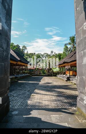 Temple hindou Pura Gunung Kawi connu pour ses sanctuaires sculptés dans une falaise, Bali, Indonésie Banque D'Images