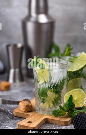 Cocktail d'été avec de la chaux et de menthe Banque D'Images