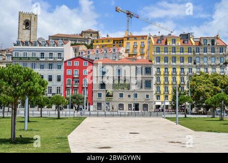 LISBONNE, PORTUGAL - 2 JUILLET 2019. L'ancien parking du Campo das Ceboles, aujourd'hui un nouveau espace vert et public dans le quartier d'Alfama à Lisb Banque D'Images