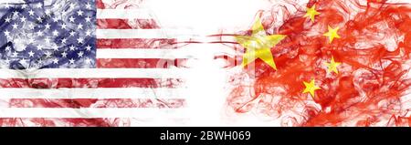 Drapeaux américains et chinois en forme de fumée sur fond blanc. Concept de guerre de conflit et de devoir de coutume. Métaphore de l’Amérique contre la Chine. Dollar Yuan Banque D'Images