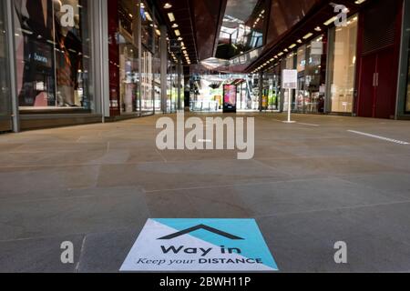 Londres-juin 2020 : autocollants de sol avec guidage social de distance prêt pour le maintien facile Banque D'Images