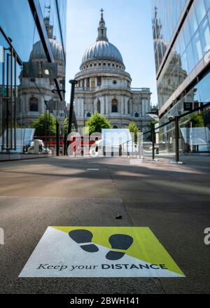 Londres-juin 2020 : autocollants de sol avec guidage social de distance prêt pour le maintien facile Banque D'Images