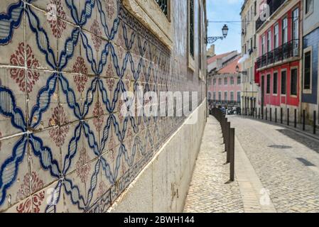 Azulejos de tuiles traditionnelles sur la façade du bâtiment dans le quartier d'Alfama à Lisbonne, Portugal Banque D'Images